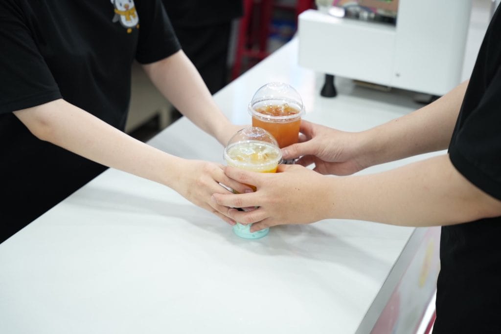 Tự nhiên hai đứa nó nắm tay ba